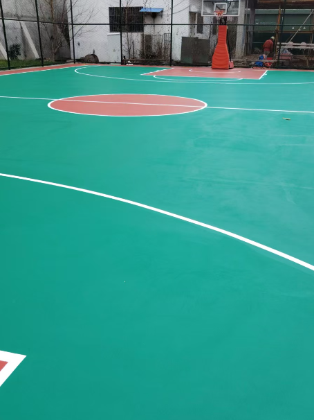 波莲镇 球场长期使用易出现地面开裂
